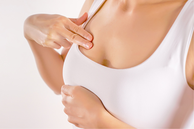 אישה מבצעת בדיקת שד ידנית כדי לראות אם התרחשו שינויים שעלולים להעיד על סרטן השד